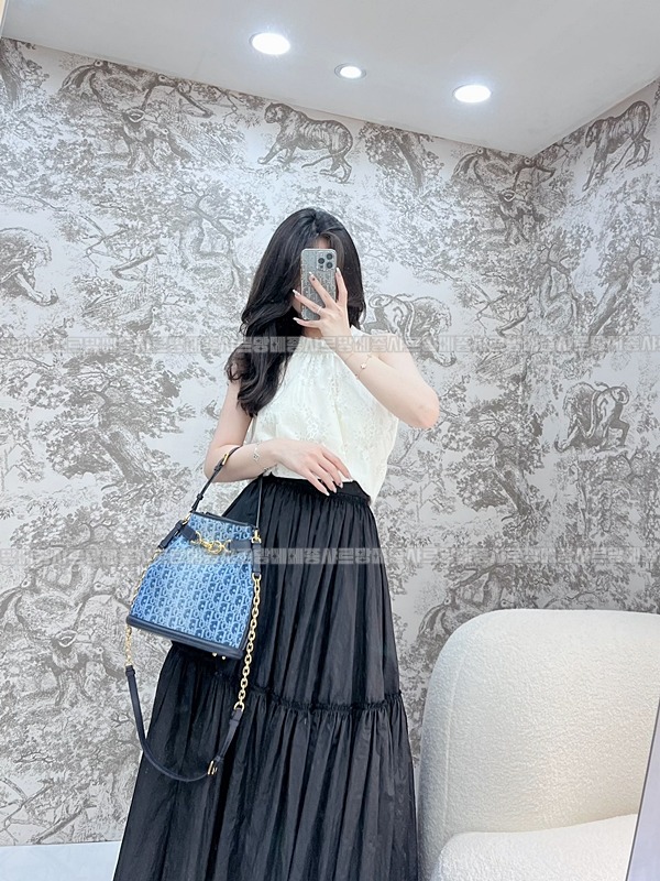 디올쎄오블리크버킷숄더백미디움  20260323-151427-016루.jpg