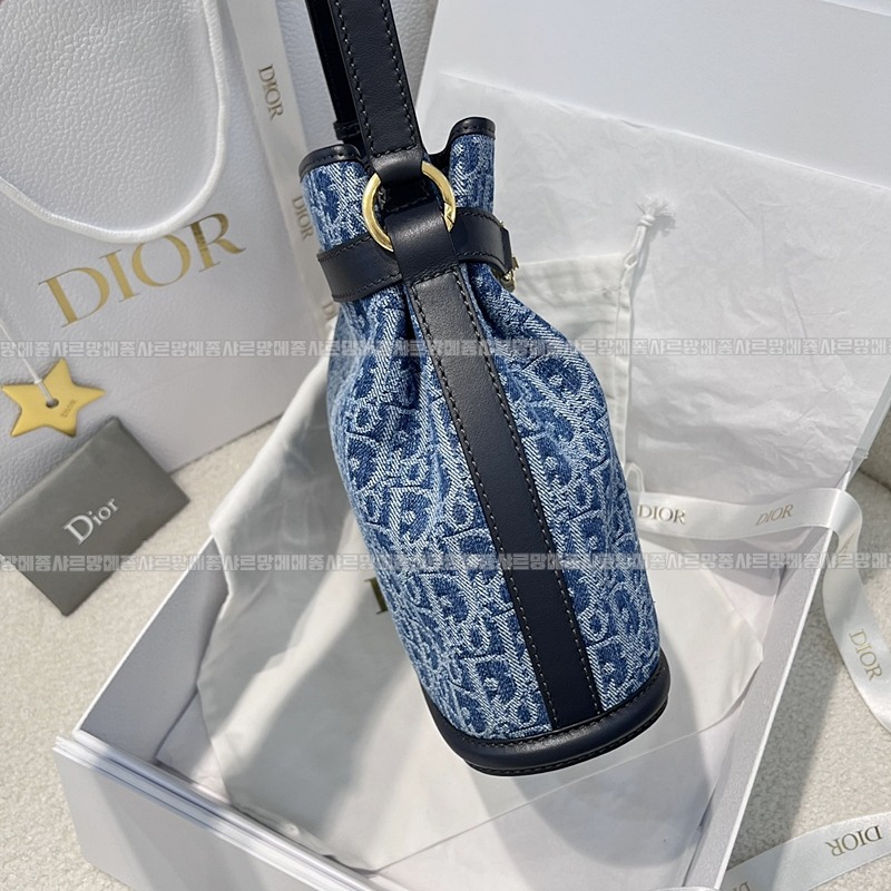 디올쎄오블리크버킷숄더백미디움  20260323-151426-003루.jpg