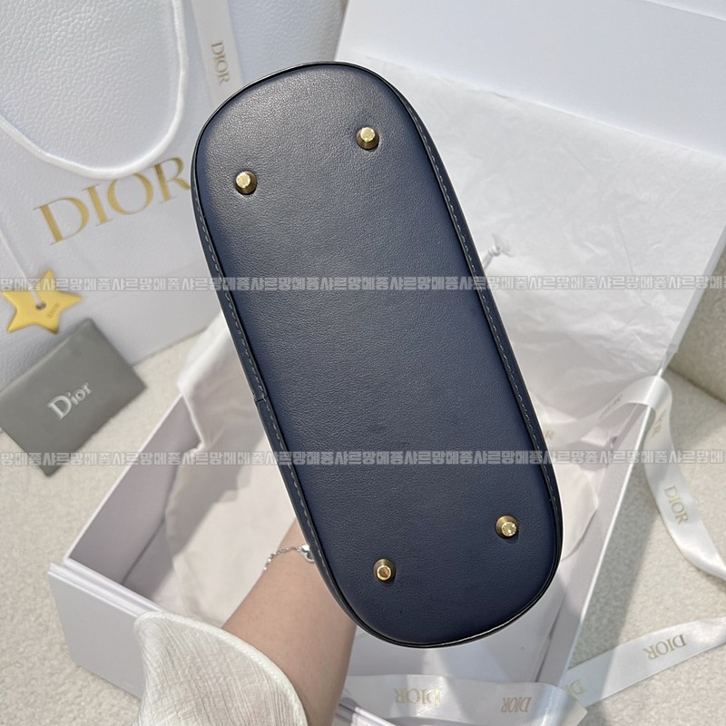 디올쎄오블리크버킷숄더백미디움  20260323-151426-004루.jpg