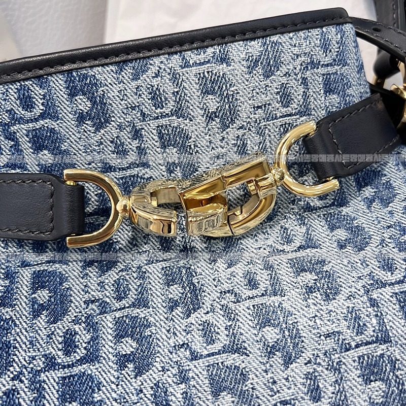 디올쎄오블리크버킷숄더백미디움  20260323-151426-005루.jpg