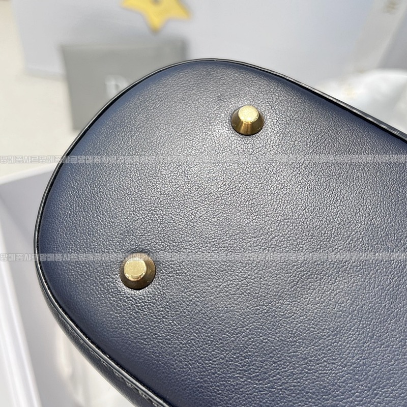 디올쎄오블리크버킷숄더백미디움  20260323-151427-011루.jpg