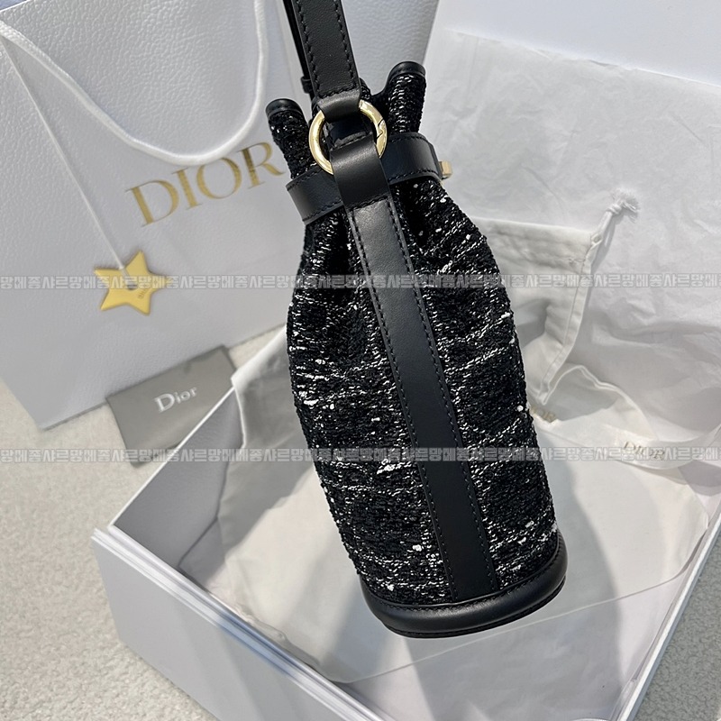 디올쎄오블리크버킷숄더백미디움  20260323-151913-003루.jpg