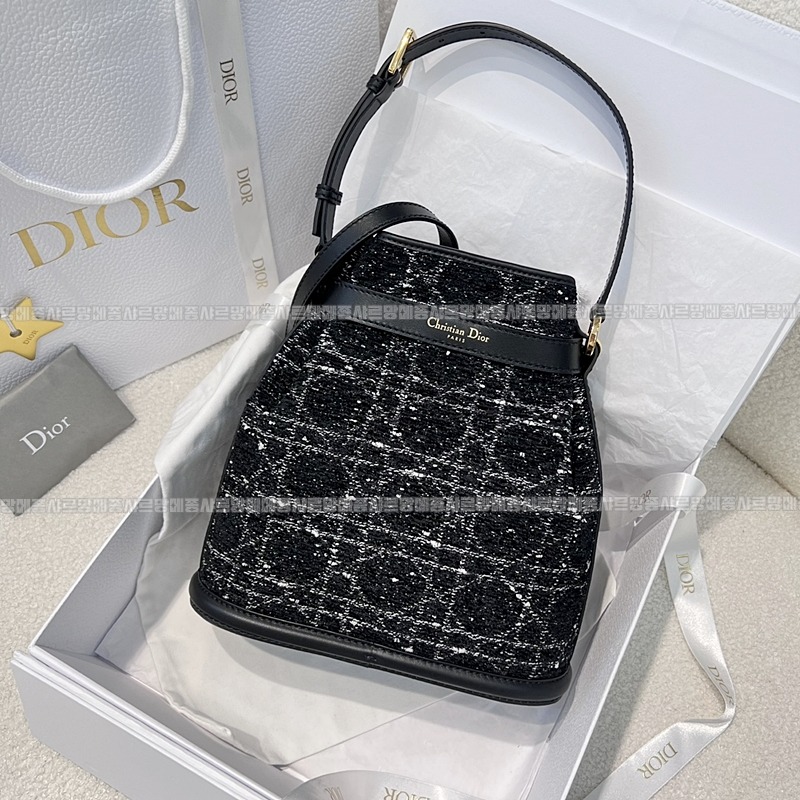 디올쎄오블리크버킷숄더백미디움  20260323-151913-002루.jpg