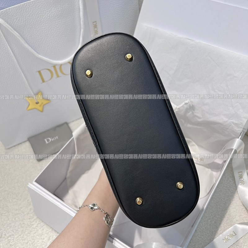 디올쎄오블리크버킷숄더백미디움  20260323-151913-004루.jpg