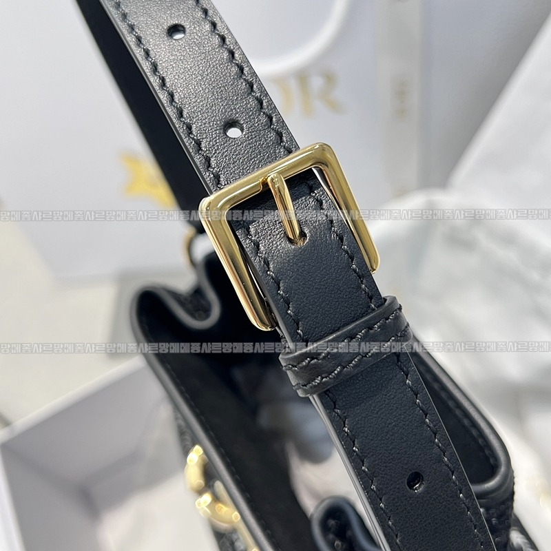 디올쎄오블리크버킷숄더백미디움  20260323-151914-007루.jpg