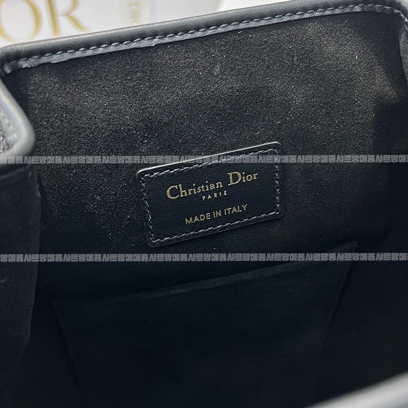 디올쎄오블리크버킷숄더백미디움  20260323-151914-008루.jpg