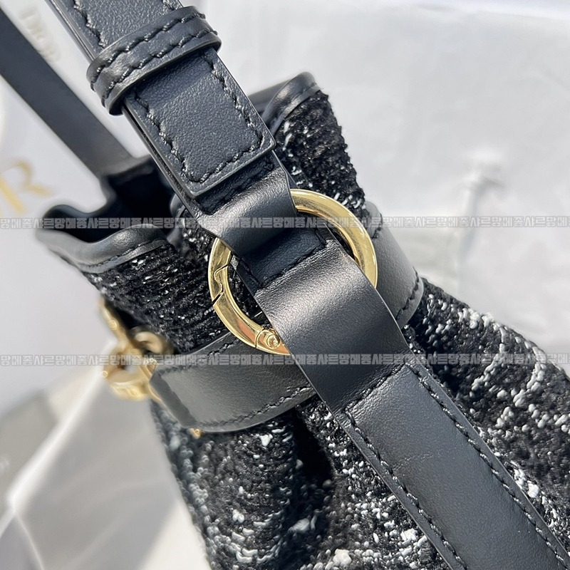 디올쎄오블리크버킷숄더백미디움  20260323-151914-011루.jpg