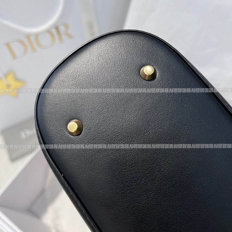 디올쎄오블리크버킷숄더백미디움  20260323-151915-012루.jpg