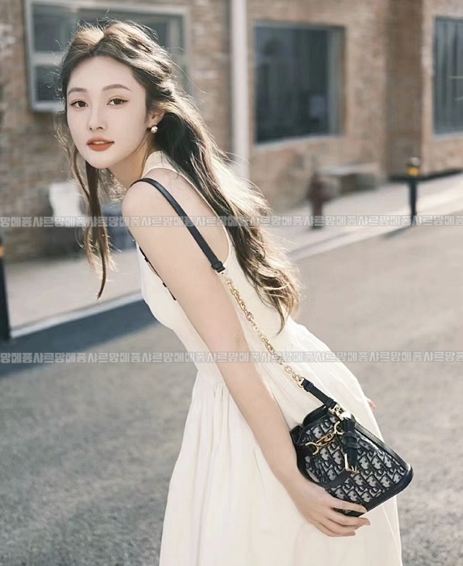 디올쎄오블리크버킷숄더백스몰  20260323-173937-023루.jpg