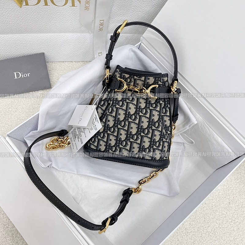 디올쎄오블리크버킷숄더백스몰  20260323-173934-002루.jpg