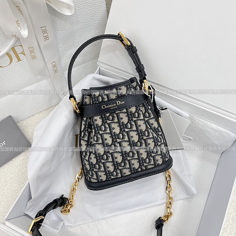 디올쎄오블리크버킷숄더백스몰  20260323-173934-003루.jpg