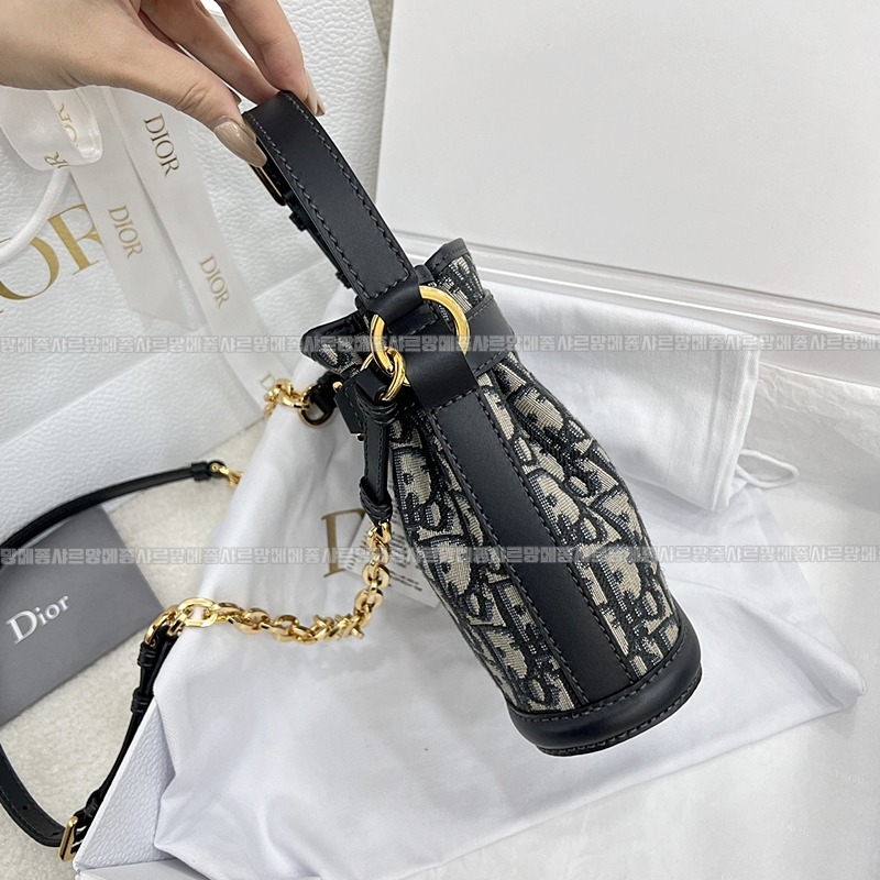 디올쎄오블리크버킷숄더백스몰  20260323-173934-004루.jpg