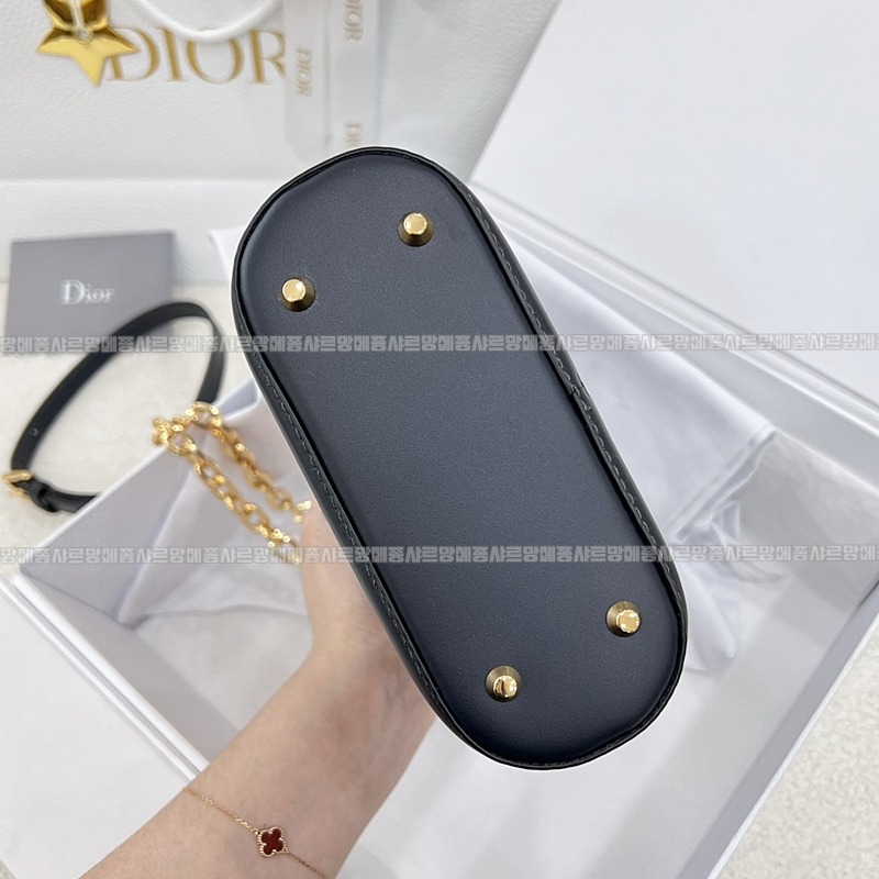 디올쎄오블리크버킷숄더백스몰  20260323-173935-006루.jpg