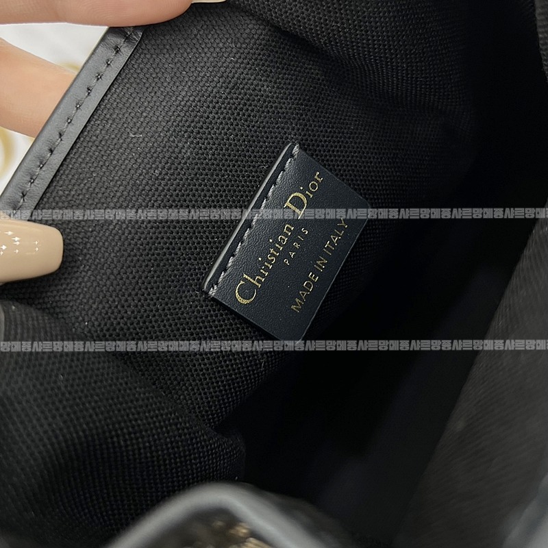 디올쎄오블리크버킷숄더백스몰  20260323-173935-008루.jpg