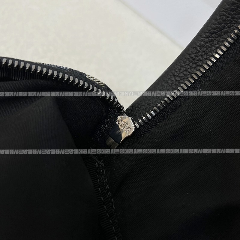 디올라이더백팩미디움  20260324-100847-015루.jpg