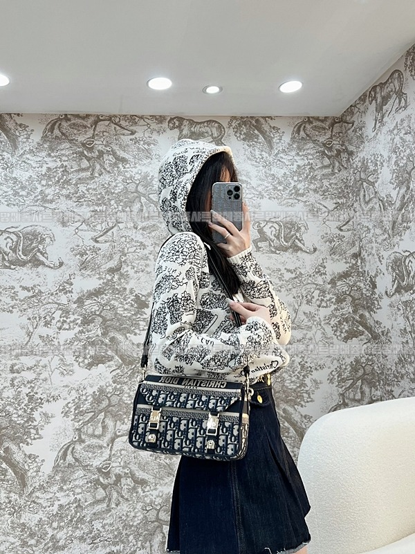 디올오블리크자수스몰숄더백   20260325-133314-019루.jpg