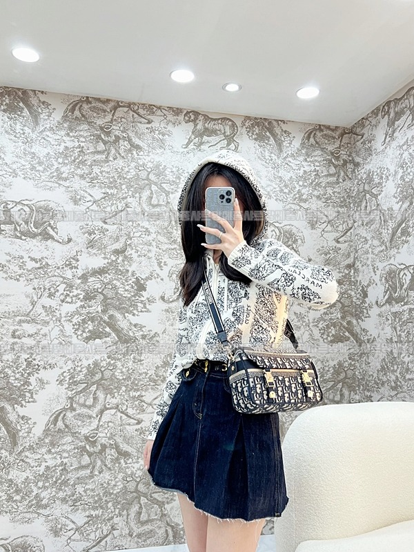 디올오블리크자수스몰숄더백   20260325-133314-020루.jpg