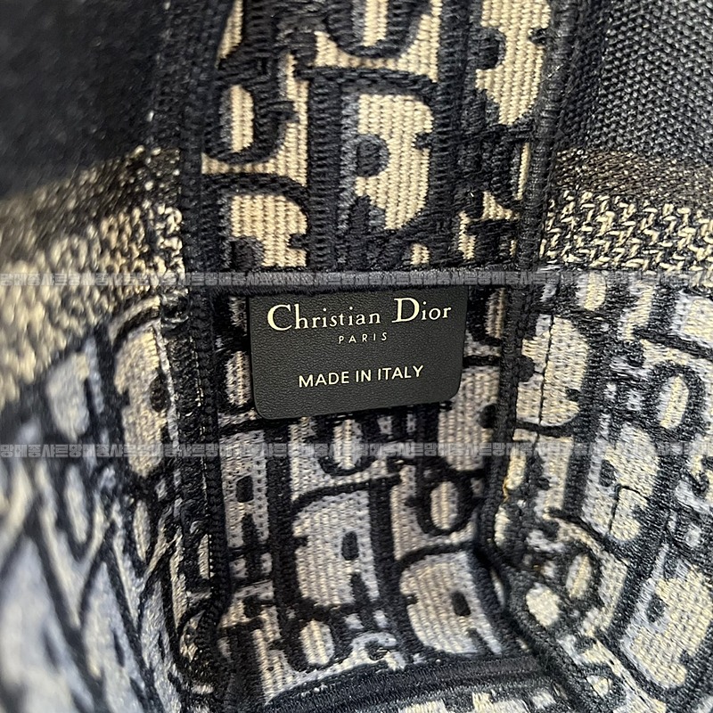 디올오블리크자수스몰숄더백   20260325-133312-007루.jpg