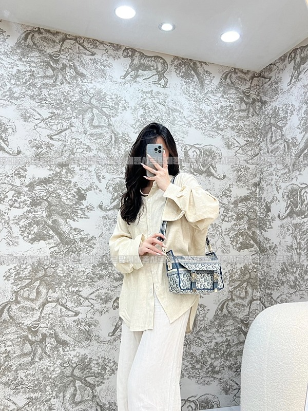 디올오블리크자수스몰숄더백   20260325-134353-014루.jpg