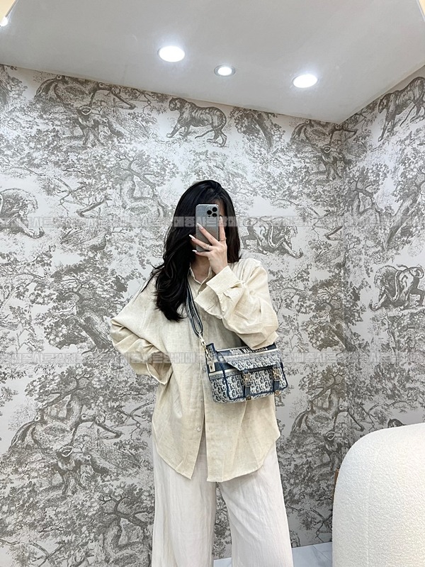 디올오블리크자수스몰숄더백   20260325-134353-016루.jpg