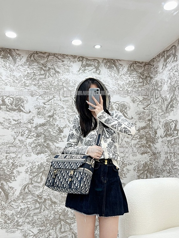 디올오블리크자수미디움숄더백   20260325-135226-016루.jpg