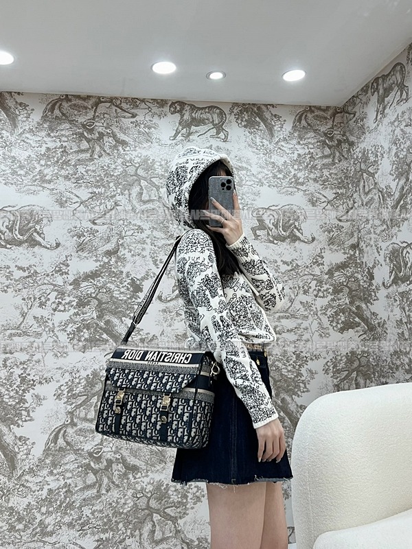 디올오블리크자수미디움숄더백   20260325-135226-018루.jpg