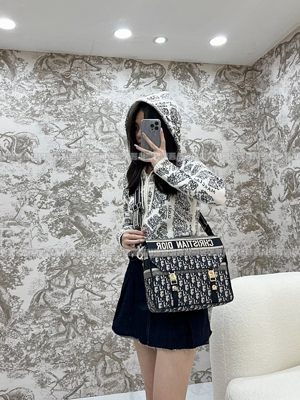 디올오블리크자수미디움숄더백   20260325-135226-017루.jpg