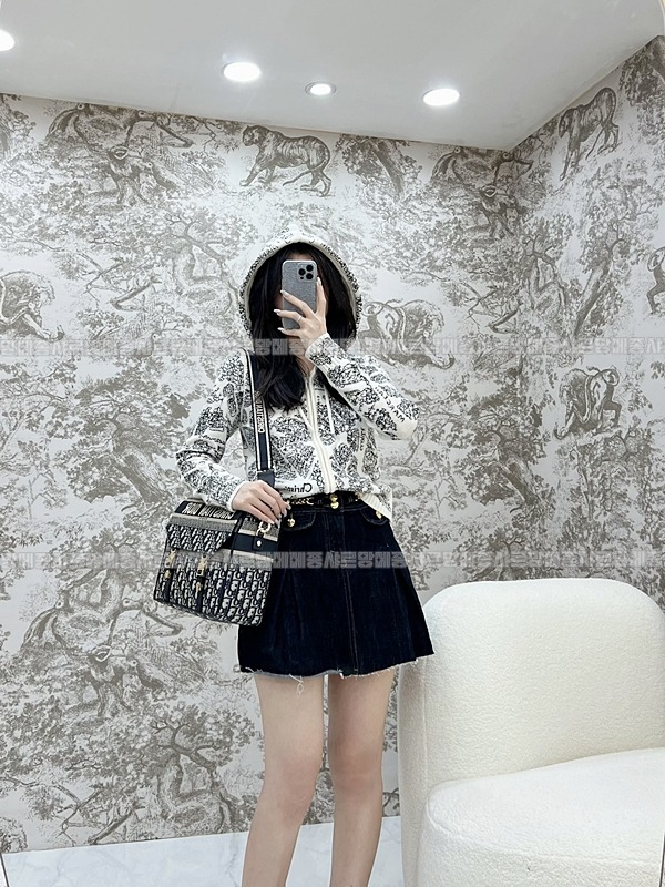 디올오블리크자수미디움숄더백   20260325-135226-019루.jpg