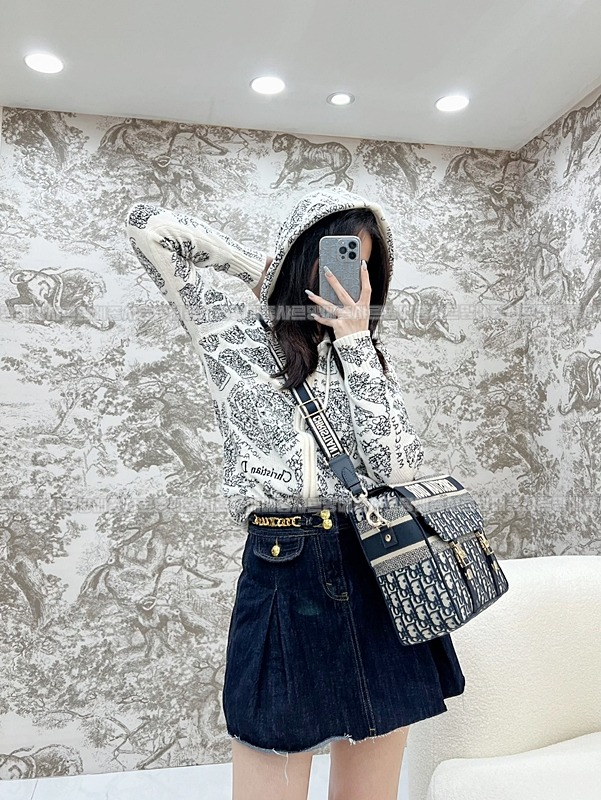 디올오블리크자수미디움숄더백   20260325-135226-020루.jpg