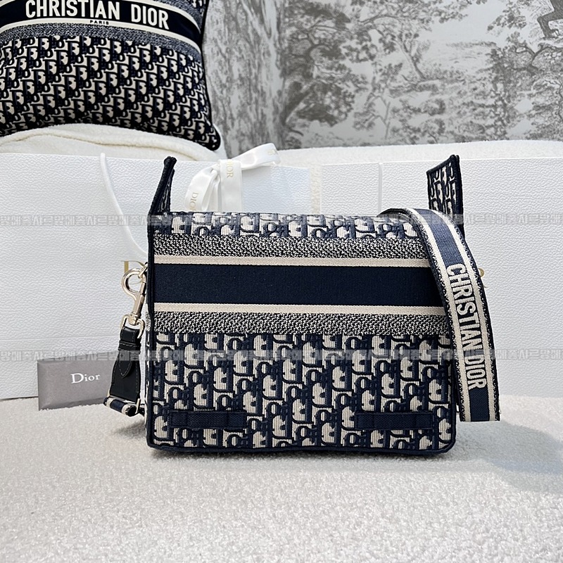 디올오블리크자수미디움숄더백   20260325-135224-003루.jpg