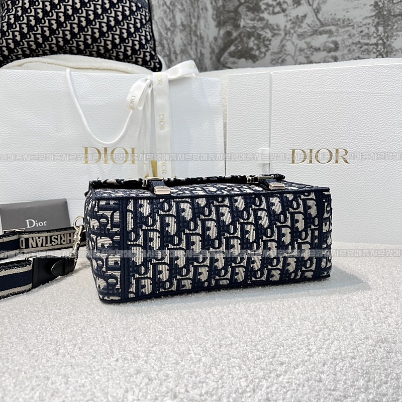 디올오블리크자수미디움숄더백   20260325-135224-004루.jpg