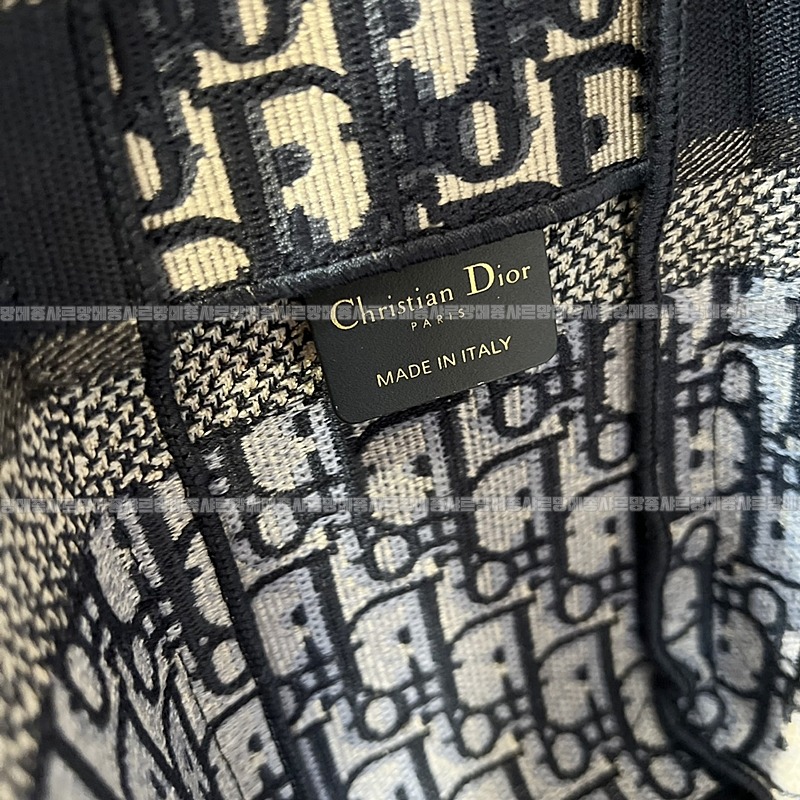 디올오블리크자수미디움숄더백   20260325-135224-007루.jpg