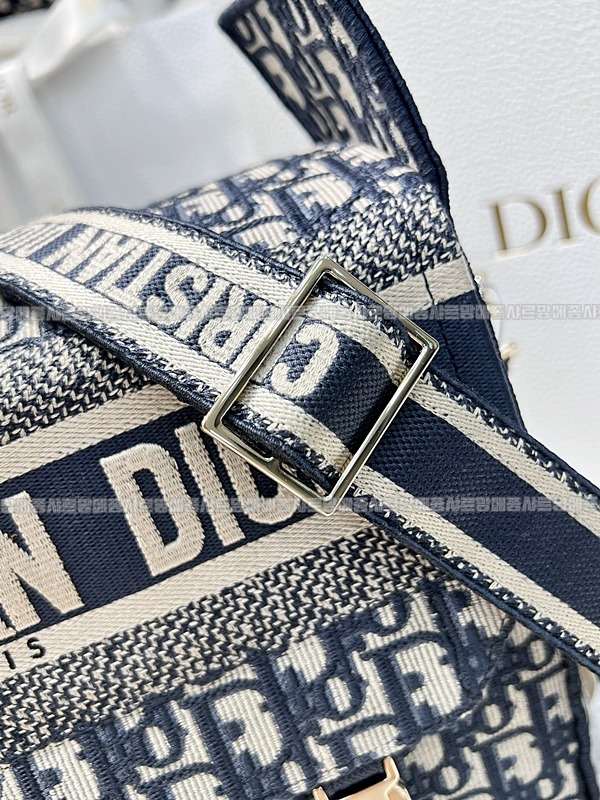 디올오블리크자수미디움숄더백   20260325-135225-010루.jpg