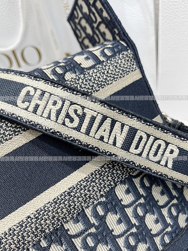 디올오블리크자수미디움숄더백   20260325-135225-013루.jpg