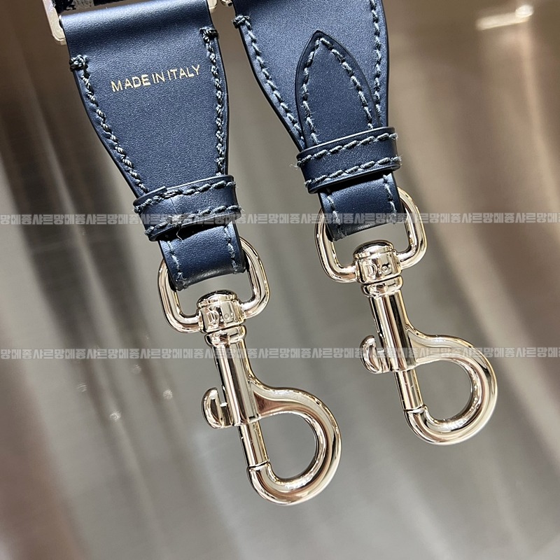 디올오블리크자수미디움숄더백   20260325-135225-015루.jpg