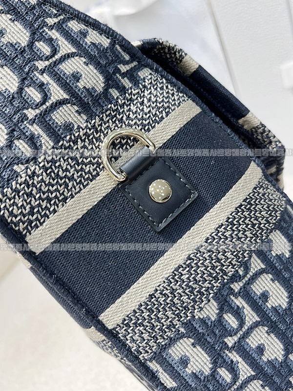 디올오블리크자수미디움숄더백   20260325-135225-014루.jpg