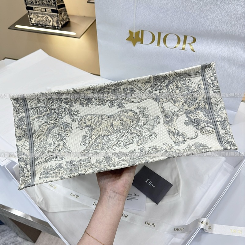 디올북토트백   20260325-145942-004루.jpg