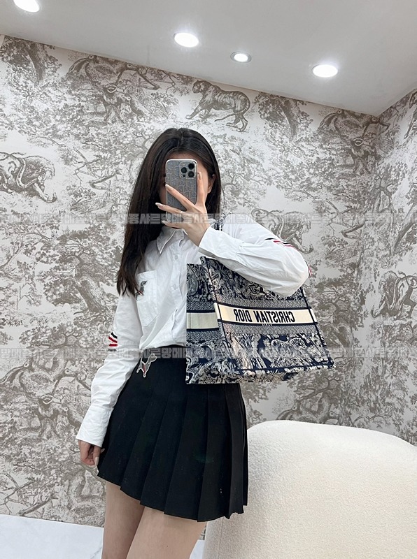 디올북토트백미디움  20260325-170445-021루.jpg