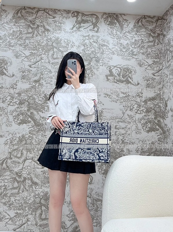 디올북토트백미디움  20260325-170446-023루.jpg