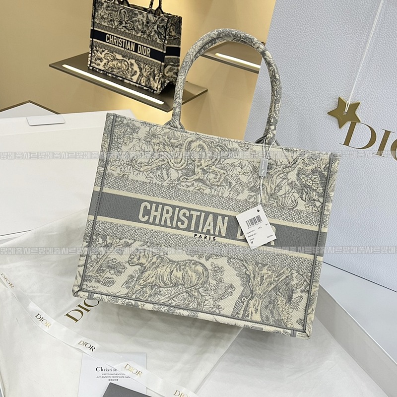 디올북토트백미디움  20260325-170443-001루.jpg