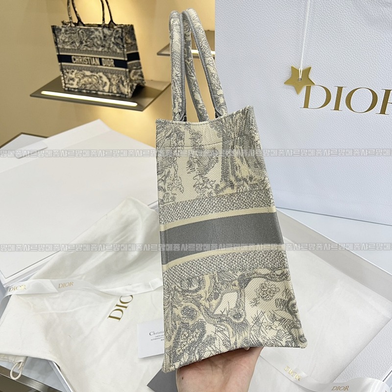 디올북토트백미디움  20260325-170443-003루.jpg