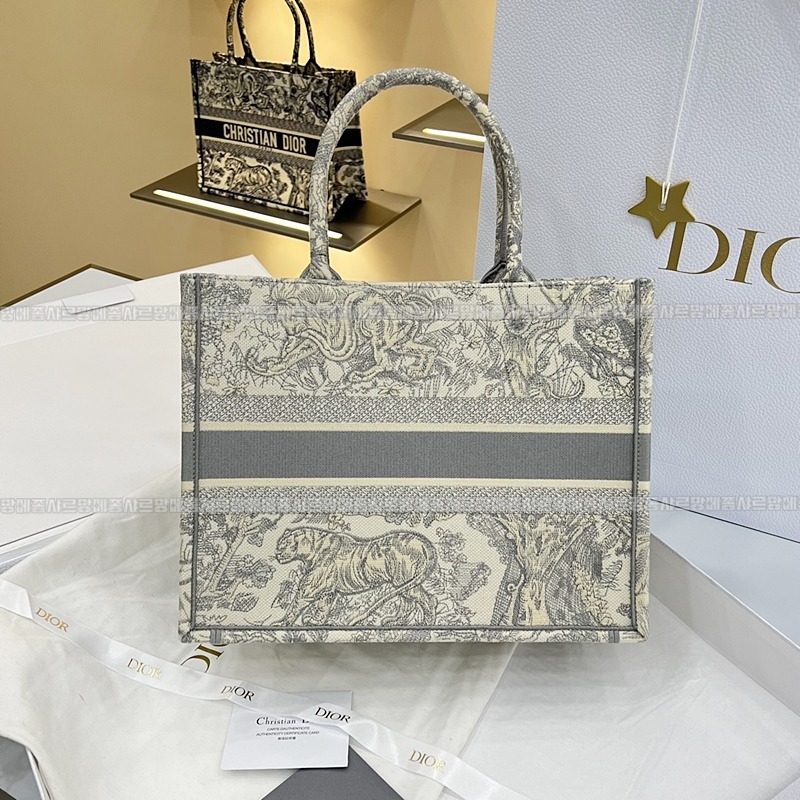 디올북토트백미디움  20260325-170443-002루.jpg