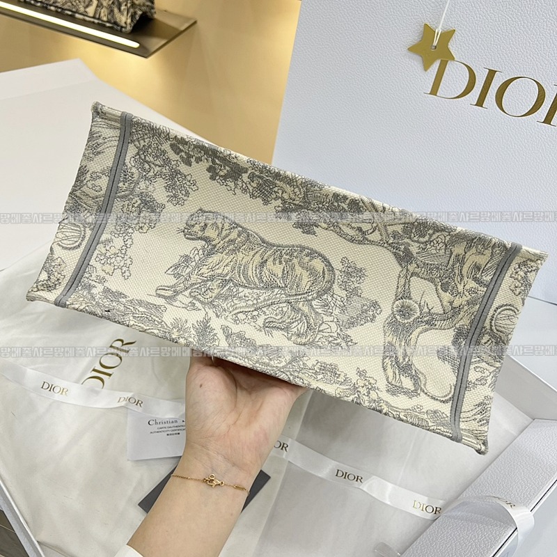 디올북토트백미디움  20260325-170443-004루.jpg