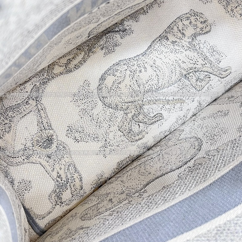 디올북토트백미디움  20260325-170443-008루.jpg