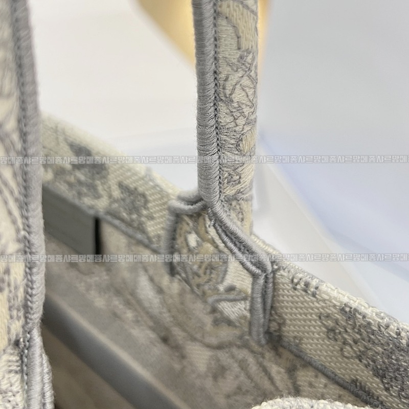 디올북토트백미디움  20260325-170445-016루.jpg