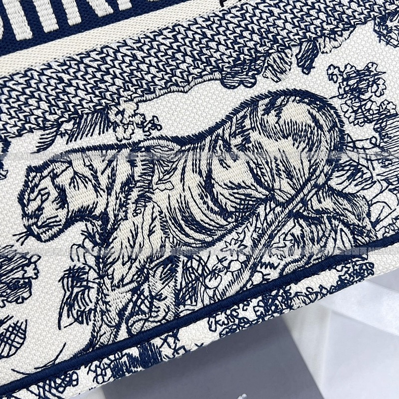 디올북토트백미디움  20260325-170759-012루.jpg