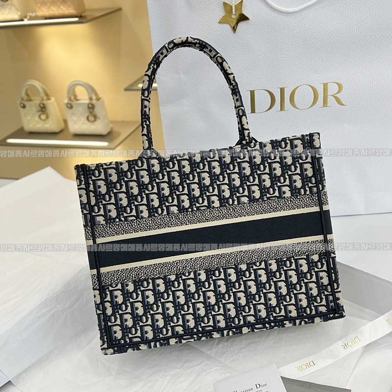 디올북토트백미디움  20260325-171256-002루.jpg