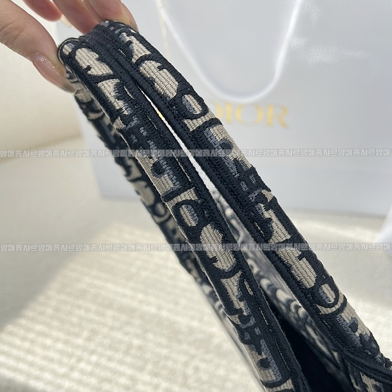 디올북토트백미디움  20260325-171257-014루.jpg