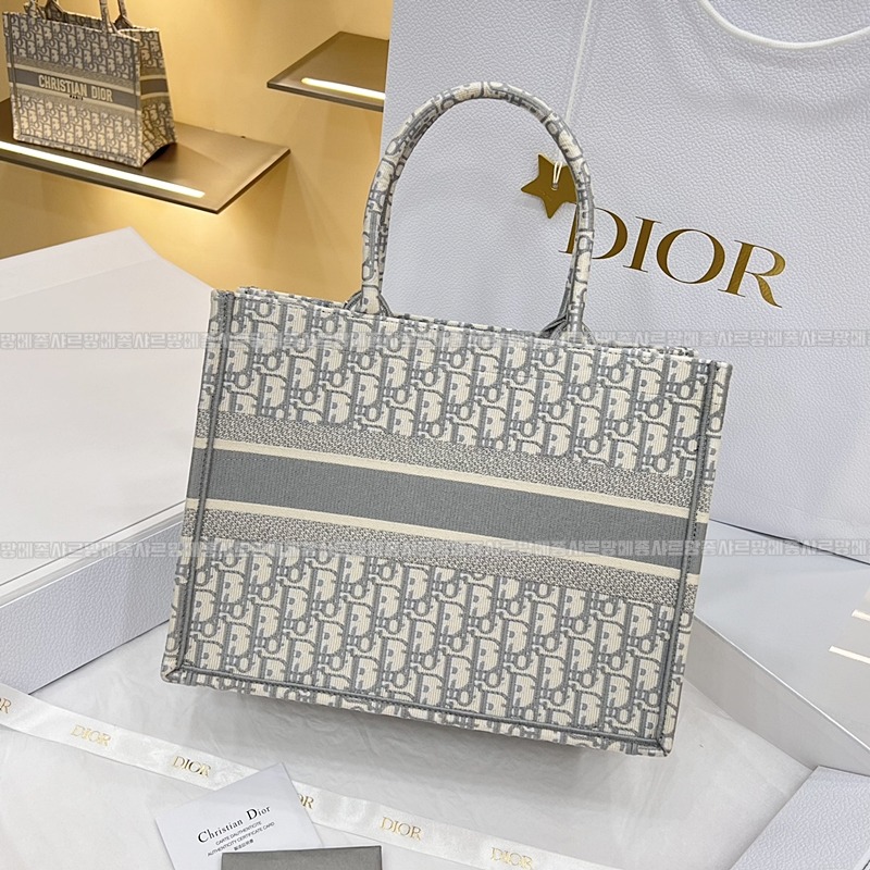 디올북토트백미디움  20260325-171518-002루.jpg