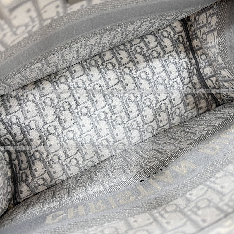 디올북토트백미디움  20260325-171519-011루.jpg